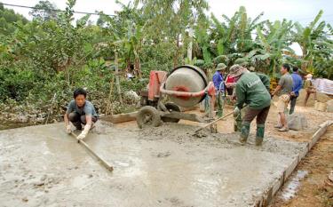 Những con đường giao thông nông thôn ở huyện Yên Bình được bê tông hóa có sự đóng góp tích cực của mỗi người dân.