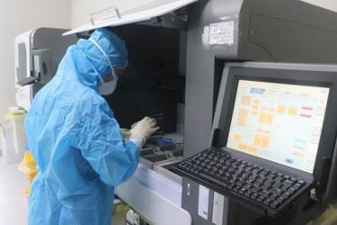 Cán bộ y tế thực hiện xét nghiệm COVID-19 tại BV Nhi TƯ.