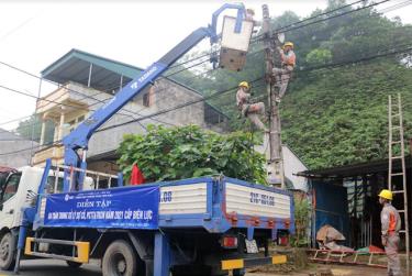 Cán bộ, công nhân viên Công ty Điện lực Yên Bái diễn tập thực hành xử lý khắc phục sự cố về điện do mưa bão gây ra.