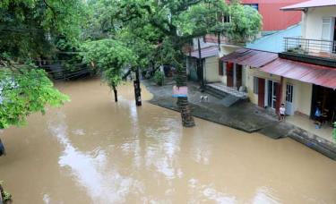 Người dân ở vùng trũng, ven sông suối cần chủ động ứng phó với mưa lớn gây ngập úng và sạt lở đất. (Ảnh minh họa)