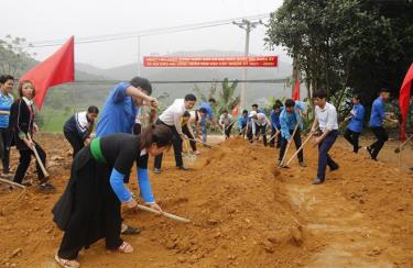 Người dân xã Tân Hợp thi đua làm đường giao thông nông thôn, lập thành tích chào mừng bầu cử đại biểu Quốc hội khoá XV và đại biểu HĐND các cấp, nhiệm kỳ 2021-2026.