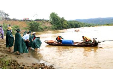 Cán bộ và nhân dân xã Đông An tham gia diễn tập.