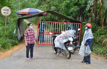 Lực lượng chức năng xã Việt Cường, huyện Trấn Yên chốt trực 24/24h tại khu vực cách ly thôn 3B.