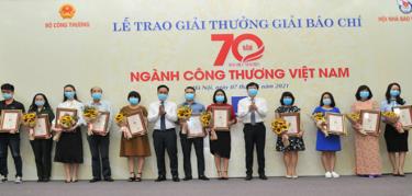 Các tác giả nhận giải thưởng Giải Báo chí 70 năm ngành Công Thương Việt Nam.