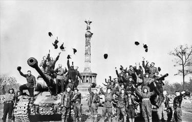 Các chiến sĩ Hồng quân Liên Xô vui mừng chiến thắng tại Berlin, ngày 9/5/1945, sau khi Đức chính thức ký tuyên bố đầu hàng Liên Xô và các nước đồng minh. 
