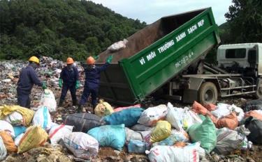 Công nhân Công ty TNHH Môi trường Phú Hà thu gom rác thải đem đi xử lý.