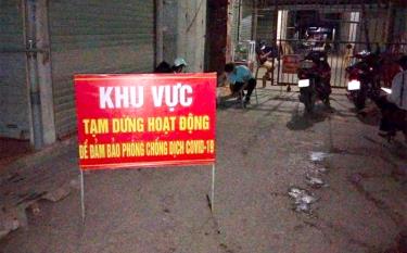 Khu vực chợ tạm ngừng để phòng chống dịch.