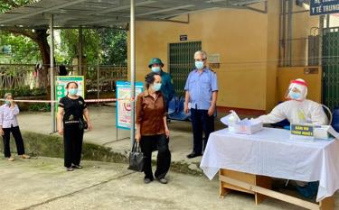 Trung tâm Y tế huyện Văn Yên tổ chức sàng lọc, phân luồng, khai báo y tế đối với tất cả người bệnh, người ra vào.