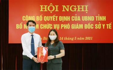 Đồng chí Vũ Thị Hiền Hạnh - Ủy viên Ban Chấp hành Đảng bộ tỉnh, Phó Chủ tịch UBND tỉnh Yên Bái trao Quyết định bổ nhiệm chúc mừng thạc sỹ, BSCKII Nguyễn Văn Hà nhận nhiệm vụ công tác mới