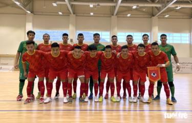 Các tuyển thủ futsal Việt Nam trước trận giao hữu với Iraq