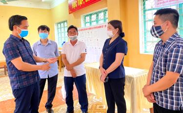 Đồng chí Hoàng Thị Vĩnh – Trưởng Ban Dân vận Tỉnh uỷ và lãnh đạo Ban Tuyên giáo Tỉnh ủy kiểm tra công tác chuẩn bị m88 com tại xã Lương Thịnh.