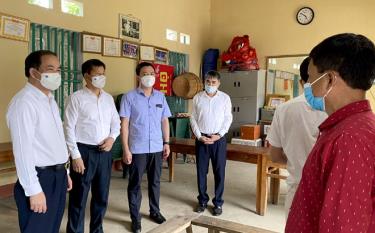 Phó Bí thư Thường trực Tỉnh ủy Tạ Văn Long cùng đoàn công tác kiểm tra cơ sở vật chất tại đơn vị bầu cử thôn Hợp Thịnh, xã Phú Thịnh, huyện Yên Bình.