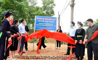 Đồng chí Vũ Quỳnh Khánh - Phó Chủ tịch HĐND dự lễ khánh thành công trình thắp sáng đường quê tuyến Tân Lĩnh - Tân Lập - Phan Thanh.