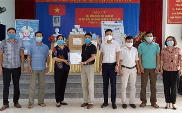 Tiến sĩ Đào Thị Ngọc Lan - Giám đốc YENBAI CDSH trao tặng vật tư phòng dịch cho lãnh đạo xã Cảm Ân, huyện dafabet dang nhap Bình
