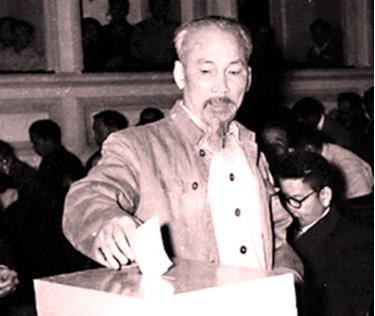 Ngày 26/4/1960, Hồ Chủ tịch đã đến bỏ phiếu bầu cử đại biểu HĐND thành phố Hà Nội tại đơn vị bầu cử số 2, tiểu khu Trúc Bạch, khu phố Ba Đình, Hà Nội. (Ảnh: T.L)