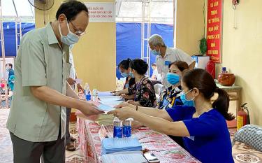 Các điểm bầu cử trong huyện khẩn trương làm thủ tục cho cử tri để công tác bầu cử sớm hoàn tất.