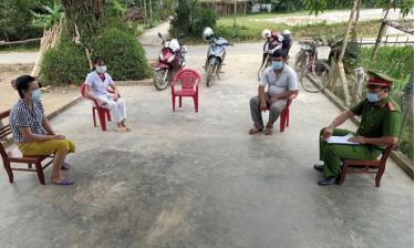 Lực lượng chức năng huyện Văn m88 ca cuoc truc tuyen làm việc với trường hợp vi phạm về phòng, chống dịch bệnh Covid-19. 
