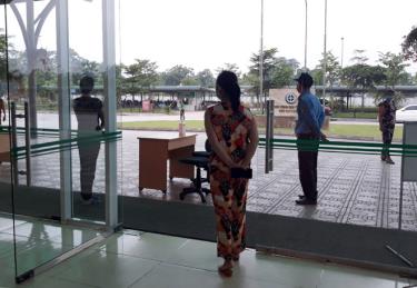 Không có tình trạng tập trung đông người trước sảnh Bệnh viện Đa khoa tỉnh trong những m88 ca cuoc truc tuyen phòng, chống dịch bệnh Covid-19.
