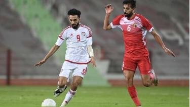 UAE (áo trắng) dễ dàng đè bẹp Jordan 5-1