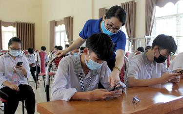 Members of the provincial Ho Chi Minh Communist Youth Union instruct contestants to join the multiple choice part of the contest online.