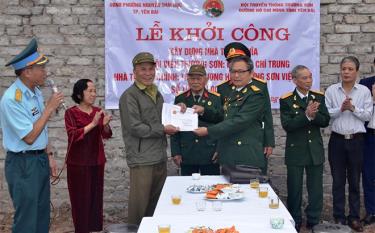 Đại diện Hội Truyền thống Trường Sơn - Đường Hồ Chí Minh trao tiền hỗ trợ xây dựng nhà tình nghĩa cho gia đình hội viên Nguyễn Trí Trung ở tổ 10, phường Nguyễn Thái Học, thành phố Yên Bái.