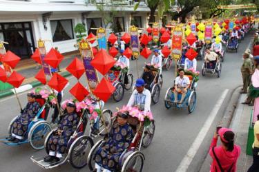 Lễ rước tôn vinh tổ bách nghệ trong một kỳ Festival nghề truyền thống Huế