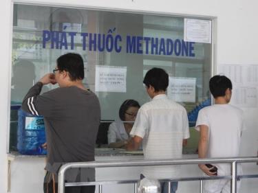 Uống Methadone để điều trị cai nghiện ma túy.