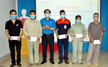 Đồng chí Tào Đức Hải- Phó Chủ tịch Liên đoàn Lao động thành phố Yên Bái trao quà hỗ trợ cho các đoàn viên có hoàn cảnh khó khăn