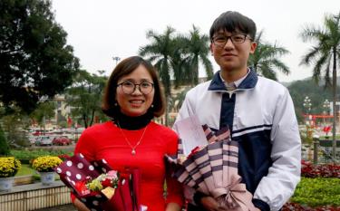 Le Quoc Tien and his chemistry teacher Nguyen Minh Ngoc.