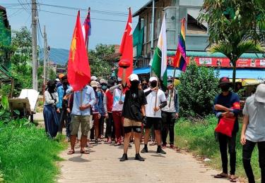 Người biểu tình mang cờ tại Dawei, Myanmar.