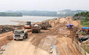 Machines and devices are mobilised to speed up the construction of the anti-flood dike project in Gioi Phien commune, Yen Bai city.