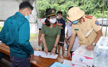 Lãnh đạo Công an tỉnh kiểm tra công tác phòng, chống dịch Covid-19 tại chốt kiểm dịch y tế nút giao IC12, cao tốc Nội Bài – Lào Cai. Ảnh minh họa