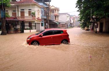 Mưa to kéo dài sẽ gây ngập úng cục bộ một số tuyến đường trên địa bàn thành phố Yên Bái. (Ảnh: Ngập úng cục bộ tại đường Kim Đồng, phường Minh Tân, thành phố Yên Bái - Ảnh: Thủy Thanh)