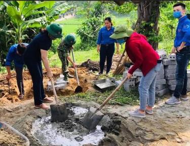 Đoàn viên thanh niên huyện Yên Bình xây dựng bể rác vệ sinh môi trường.