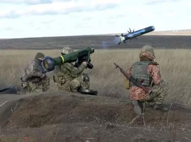 Binh lính Ukraine sử dụng tên lửa chống tăng Javelin của Mỹ trong cuộc tập trận ở khu vực Donetsk miền Đông nước này ngày 12/1/2022.