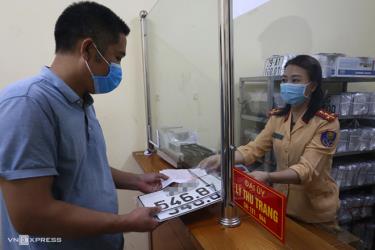 Người dân nhận biển đăng ký xe máy ngày 4/9/2020 tại Hà Nội.