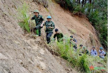 Đồng chí Đỗ Đức Duy (đi đầu) trên đường vào hiện trường để thị sát và trực tiếp chỉ đạo khắc phục hậu quả trận mưa lũ lịch sử tại huyện Trạm Tấu (Yên Bái), năm 2018.