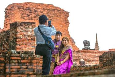 Khách du lịch tham quan Công viên lịch sử Ayutthaya ở Ayutthaya, Thái Lan