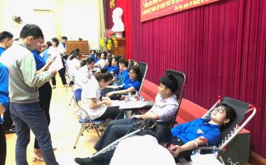 Đoàn viên thanh niên huyện Văn Yên tham gia hiến máu tình nguyện.