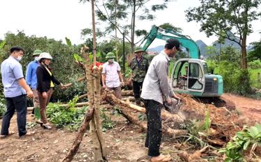 Ông Nông Đức Chuẩn (người cầm cưa) - Trưởng thôn 6, xã Mường Lai tham gia lao động, chặt tỉa cây để mở rộng tuyến đường Mường Lai - Đông Yên (Bắc Quang - Hà Giang).