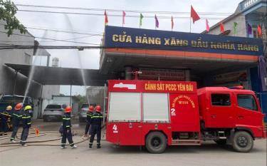 Diễn tập chữa cháy tại Cửa hàng xăng dầu Nghĩa Hằng, thị xã Nghĩa Lộ.
