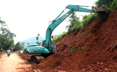 Ngành giao thông vận tải Yên Bái gia cố ta-luy dương trên tuyến đường Yên Bái - Lục Yên khi mùa mưa bão đến.