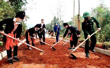 Nhân dân xã Phong Dụ Thượng, huyện Văn Yên tham gia làm đường giao thông nông thôn.