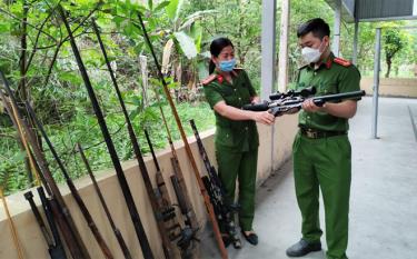 Cán bộ Đội Cảnh sát quản lý hành chính về trật tự xã hội, Công an huyện Yên Bình kiểm tra, bàn giao vũ khí tự chế do người dân thu nộp.