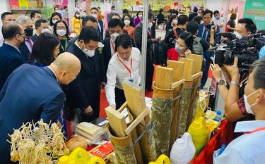 Delegates visit a booth displaying products of Yen Bai province.
