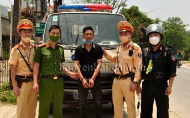 Nguyễn Tiến Dũng bị cán bộ, chiến sỹ Đội Cảnh sát giao thông đường bộ số 1, Phòng CSGT phối hợp với Công an xã Thịnh Hưng, huyện Yên Bình bắt giữ.