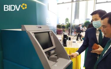 Khách hàng trải nghiệm rút tiền trên máy ATM bằng CCCD chip.