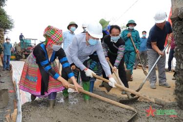 Đồng chí Đỗ Đức Duy, Ủy viên Trung ương Đảng, Bí thư Tỉnh ủy, Trưởng đoàn đại biểu Quốc hội tỉnh Yên Bái (thứ hai, từ trái sang) cùng đảng viên và nhân dân bê tông hóa đường giao thông nông thôn trên địa bàn huyện Văn Chấn.