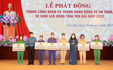 Lãnh đạo UBND tỉnh và Liên đoàn Lao động tỉnh trao hỗ trợ nhà “Mái ấm công đoàn” cho người lao động có hoàn cảnh khó khăn tại Lễ phát động Tháng công nhân và Tháng hành động về an toàn, vệ sinh lao động năm 2022.