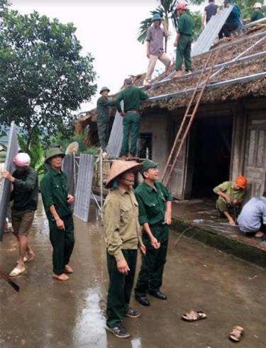 Hội viên cựu chiến binh xã Báo Đáp giúp nhau xóa nhà dột nát.